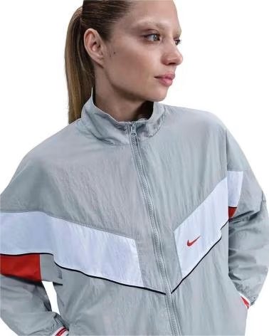 NIKE CHAQUETA IH4057-012 EN GRIS PARA MUJER
