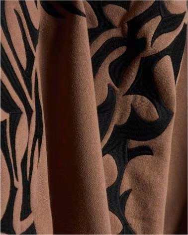 PLEASURES SUDADERA P24W032-BROWN CON CREMALLERA Y DISEÑO GRÁFICO