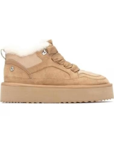 BOTINS URBANOS XTI 144338 COM PLATAFORMA E FORRO DE PELO BEIGE