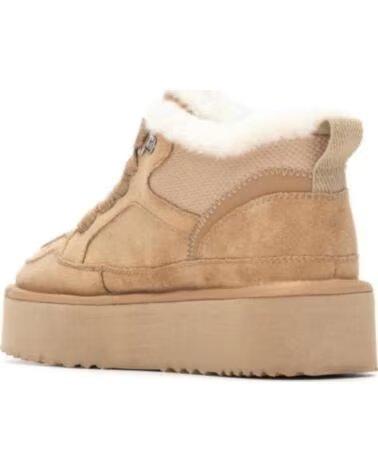 BOTINS URBANOS XTI 144338 COM PLATAFORMA E FORRO DE PELO BEIGE
