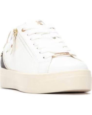 ZAPATILLAS XTI 144371 CON PLATAFORMA Y DETALLES METALIZADOS BLANCO