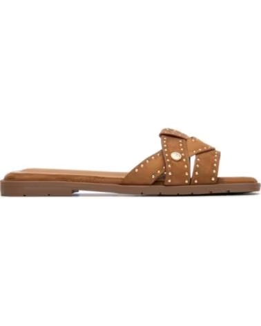SANDÁLIAS RASAS XTI 145472 COM TIRAS CRUZADAS E TACHAS, COR CAMEL
