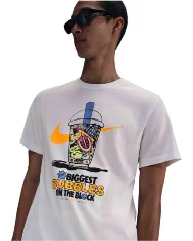 NIKE HJ0770-100 T-SHIRT MIT KURZEM ÄRMEL UND GRAFIK FÜR HERREN MULTICOLOR