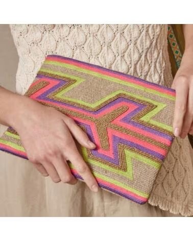 BOLSO LATIDO CON BORDADO MULTICOLOR Y TONOS MORADOS MORADO