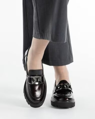 XTI 146258 BLACK PATENT LOAFER WITH CHAIN DETAIL AND LUG SOLE NEGRO