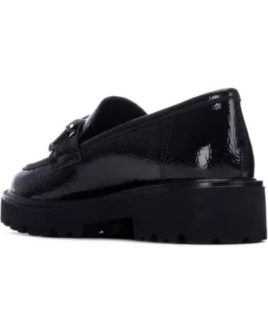 XTI 146258 BLACK PATENT LOAFER WITH CHAIN DETAIL AND LUG SOLE NEGRO