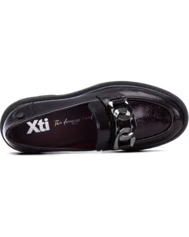 XTI 146258 BURGUNDY LOAFER WITH BUCKLE AND TRACK SOLE BURDEOS