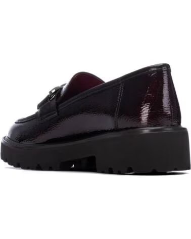 XTI 146258 BURGUNDY LOAFER WITH BUCKLE AND TRACK SOLE BURDEOS