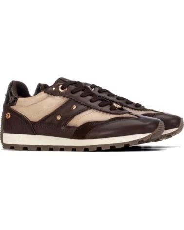 CARMELA 164238 ZAPATILLAS MARRONES DE ESTILO CASUAL CON DETALLES METÁLICOS MARRON