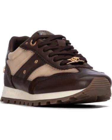 CARMELA 164238 ZAPATILLAS MARRONES DE ESTILO CASUAL CON DETALLES METÁLICOS MARRON