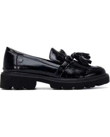 CARMELA MOCASÍN 164379 DE CHAROL CON FLECOS Y SUELA TRACK NEGRO