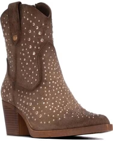 XTI BOTINES CAMPEROS DE ANTE CON TACHUELAS Y TACÓN ANCHO TAUPE