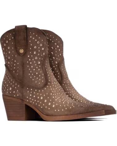 XTI BOTINES CAMPEROS DE ANTE CON TACHUELAS Y TACÓN ANCHO TAUPE