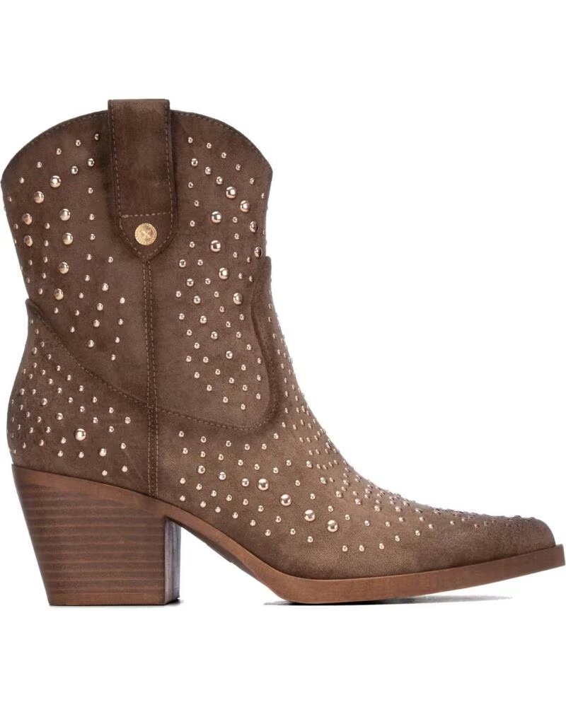 XTI BOTINES CAMPEROS DE ANTE CON TACHUELAS Y TACÓN ANCHO TAUPE