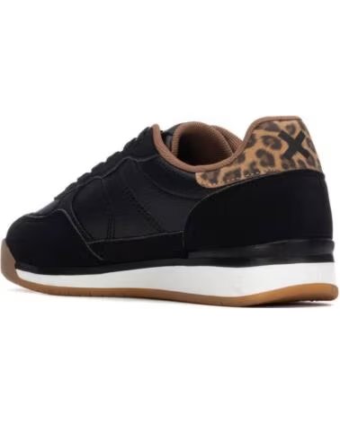 XTI ZAPATILLAS DEPORTIVAS 146273 EN COLOR NEGRO CON DETALLES ESTAMPADOS