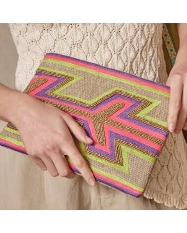 BOLSO LATIDO CON BORDADO MULTICOLOR Y TONOS MORADOS MORADO