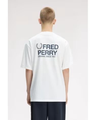 T-SHIRT FRED PERRY COM ESTAMPADO NAS COSTAS EM BRANCO NEVE GREY