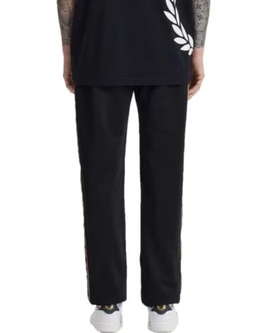 PANTALÓN DE CHÁNDAL FRED PERRY TAPED TRACK NEGRO Y CHAMPÁN BLACK