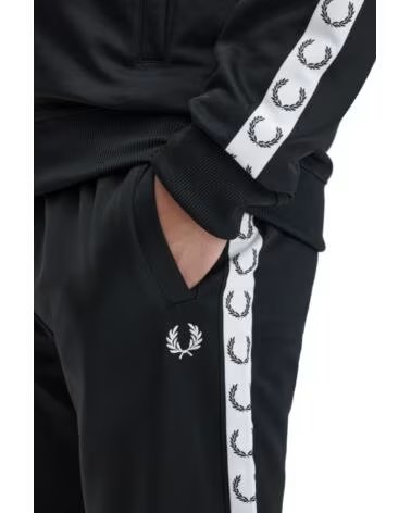 PANTALÓN DE CHÁNDAL TAPED TRACK FRED PERRY NEGRO BLACK