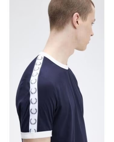 T-SHIRT FRED PERRY TAPED RINGER M4620 CARBON BLUE NAVY