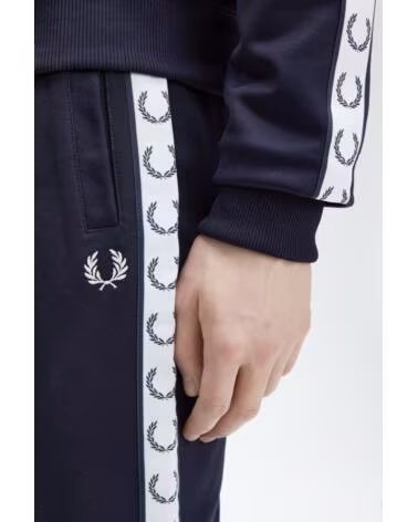 FRED PERRY PANTALÓN DE CHÁNDAL TAPED TRACK PANT CARBON BLUE NAVY
