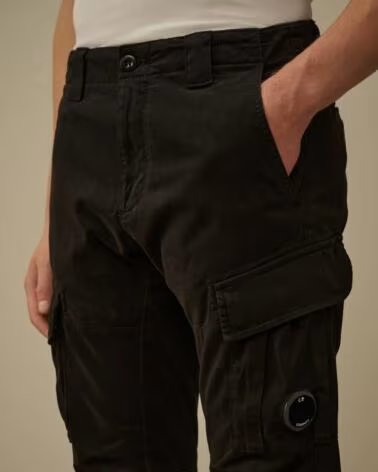CP COMPANY PANTALONES CARGO STRETCH SATEEN ERGONOMIC 138A FIT NEGRO NAVY