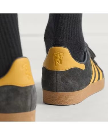 ADIDAS GAZELLE MANCHESTER UNITED JR1410 UTILITY BLACK - PRELOVED YELLOW GREY