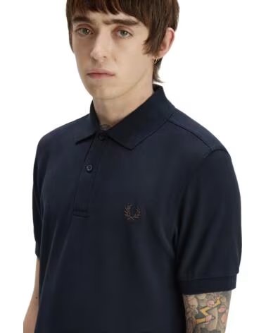 POLO SLIM FIT LISO FRED PERRY NAVY - RICH BROWN