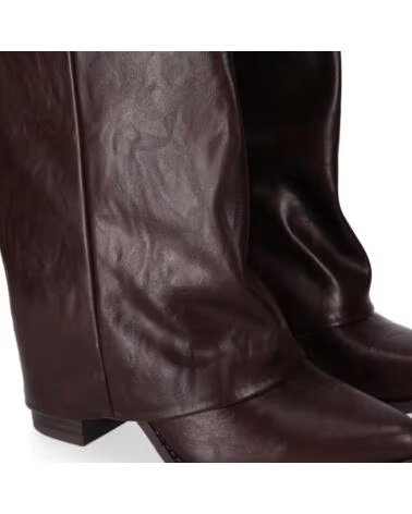 CHIKA10 YANYAN 02 BOTAS FEMININAS EM PELE SINTÉTICA COM SALTO MÉDIO CASTANHO MARRON-BROWN