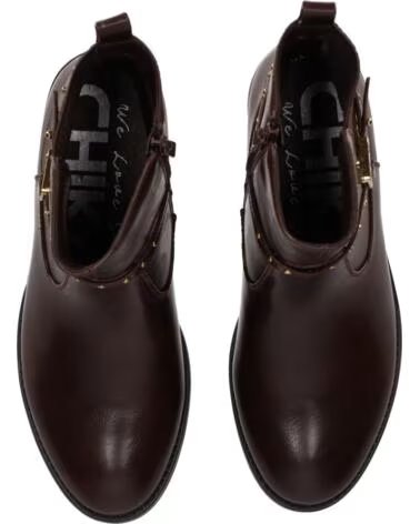 CHIKA10 ENARA 03 BOTAS FEMININAS EM COURO SINTÉTICO CASTANHO COM SALTO MÉDIO MARRON-BROWN