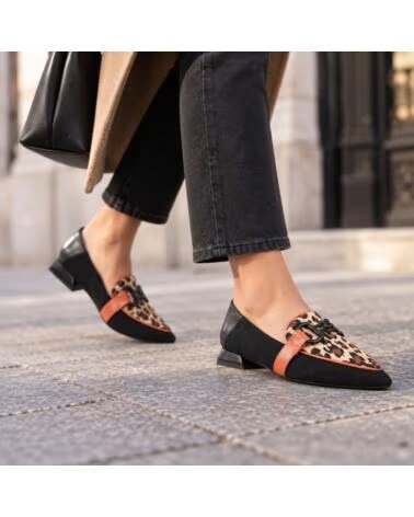 MONTEVITA OVIEDONA SLIPPER AUS SCHWARZEM LEDER MIT LEOPARDENMUSTER UND SCHNALLENDETAIL BLACK