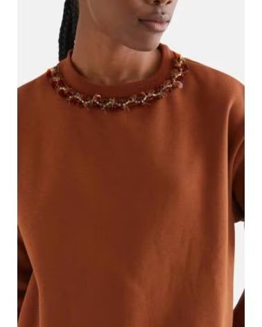 DAMEN-SWEATSHIRT VON COMPANIA FANTASTICA MIT VERZIERTEM RUNDHALSAUSSCHNITT MARRóN