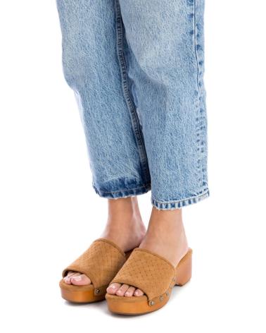 Zuecos de Mujer CARMELA 160635 CAMEL